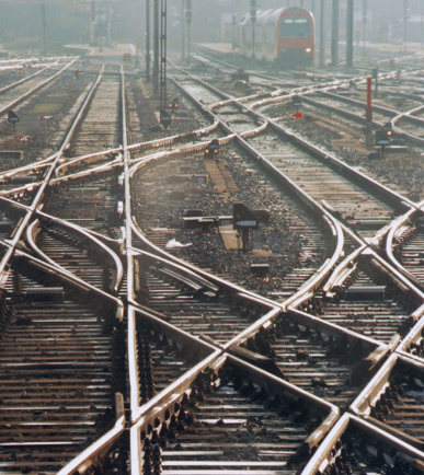 Bahn-Weichen, die in verschiedene Richtungen gehen